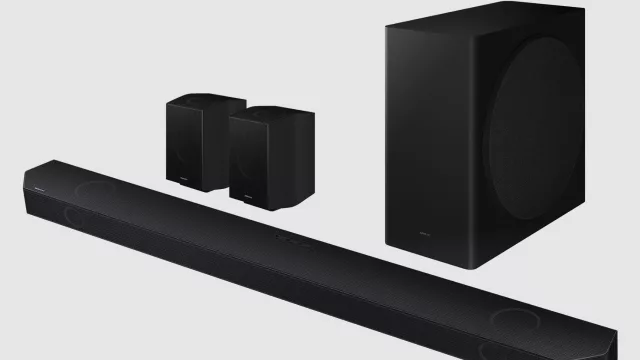 A Samsung le va bien sola, pero mucho mejor en barra (la rompe en audio para TV)